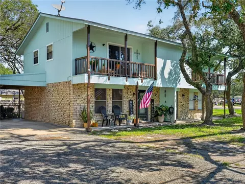 501 Traylor Blvd, Rockport, TX 78382