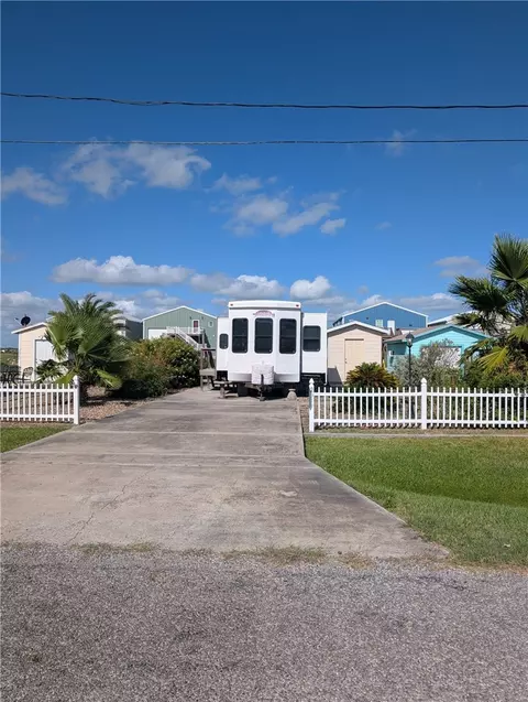 2019 S Doughty St, Rockport, TX 78382