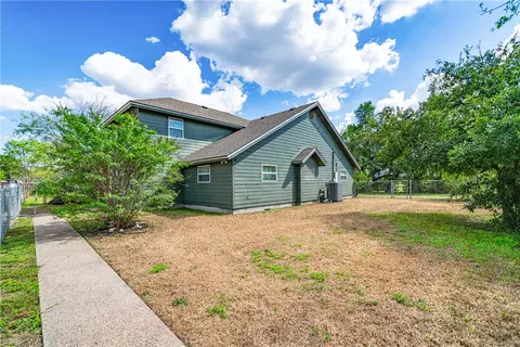 1220 W Johnston Ave, Kingsville, TX 78363