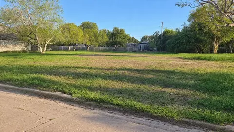 221 E Doddridge Ave, Kingsville, TX 78363