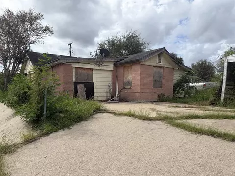 1313 S Reynolds, Alice, TX 78332