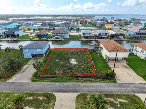177 Sailfish Dr, Rockport, TX 78382