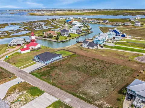 9 Westpointe Dr, Rockport, TX 78382