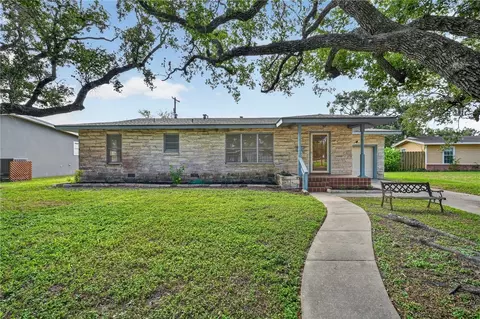 360 Woodlawn St, Sinton, TX 78387