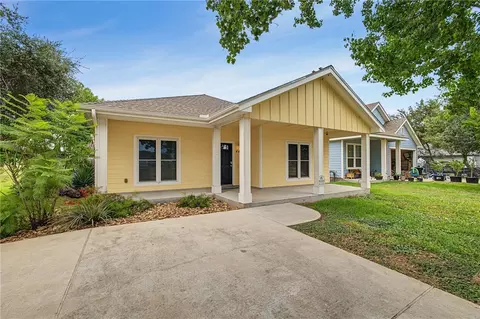 447 S Fuqua St, Rockport, TX 78382