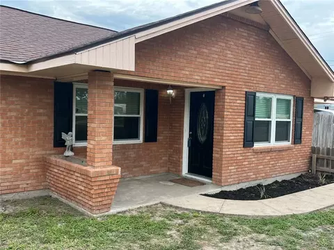 1110 S Johnson St, Alice, TX 78332
