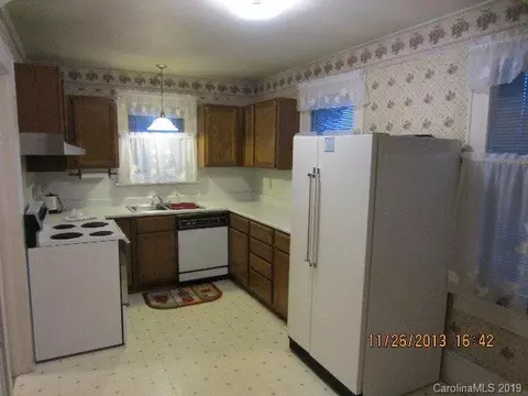 350 E Oak St, Marion, NC 28752 photo 7