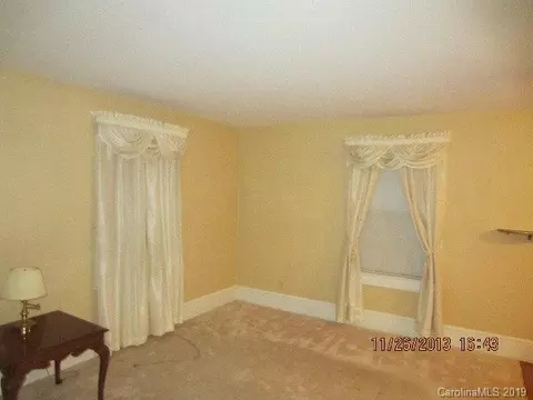 350 E Oak St, Marion, NC 28752 photo 4