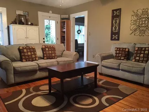 569 E Oak St, Marion, NC 28752 photo 2