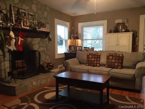 569 E Oak St, Marion, NC 28752 photo 3