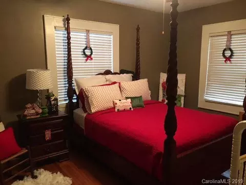 569 E Oak St, Marion, NC 28752 photo 6