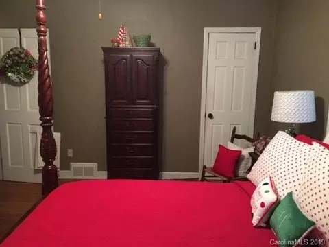 569 E Oak St, Marion, NC 28752 photo 8
