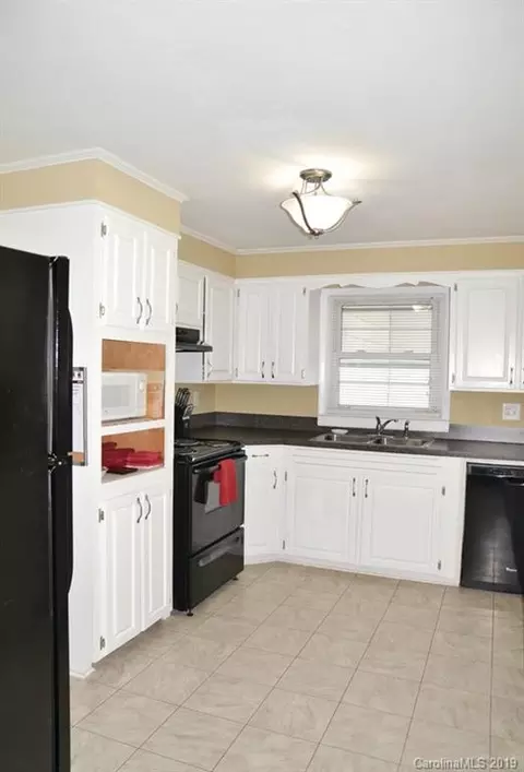 633 E Oak St, Marion, NC 28752 photo 5