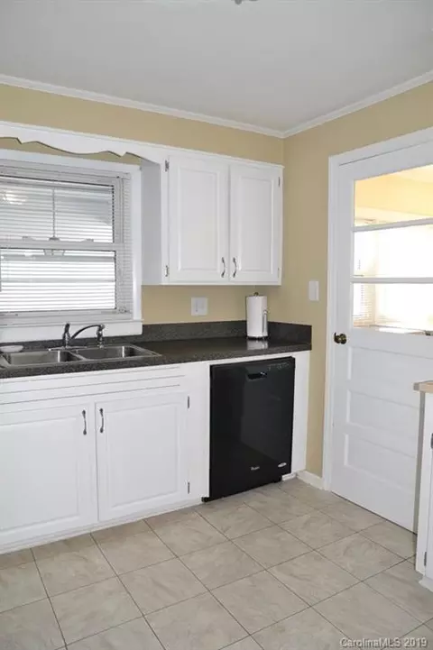 633 E Oak St, Marion, NC 28752 photo 3