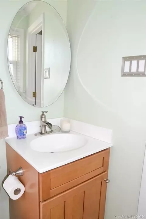 633 E Oak St, Marion, NC 28752 photo 9