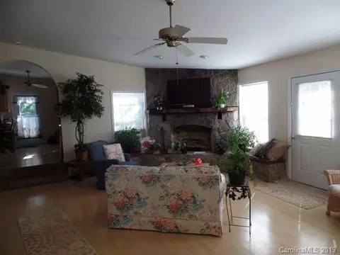 37 Comar Forge Rd, Marion, NC 28752 photo 2