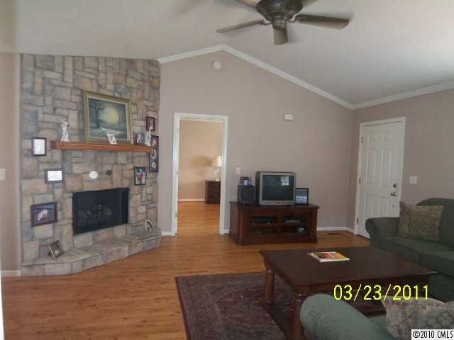 1750 NW Pipers Ridge Cir, Conover, NC 28613 photo 3