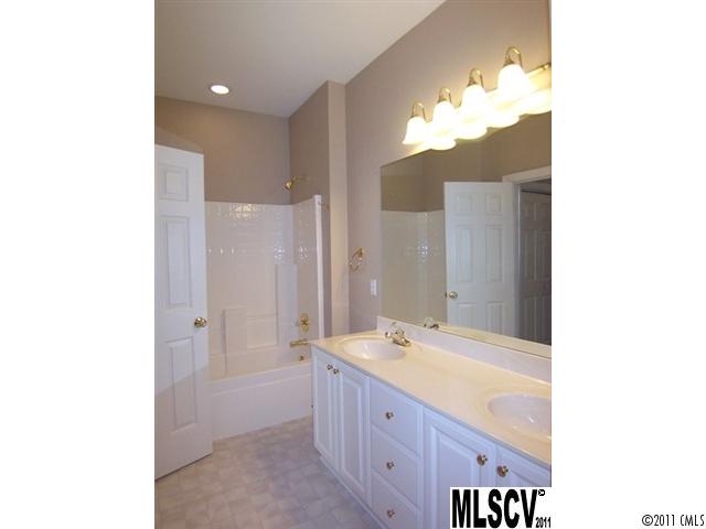 1043 NW 12th Ave, Hickory, NC 28601 photo 4