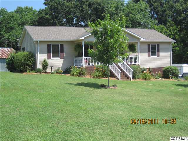 227 E 9th St, Oakboro, NC 28129 photo 1