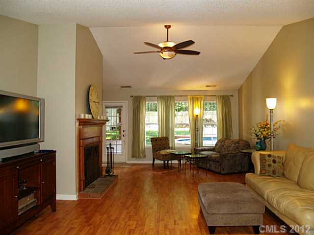 13710 Portpatrick Ln, Matthews, NC 28105 photo 2