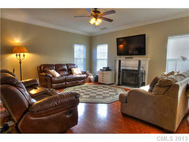 520 Delburg St, Davidson, NC 28036 photo 2