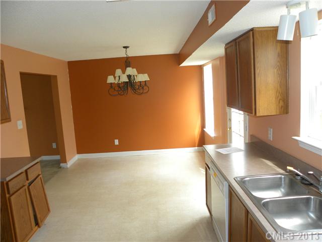 522 River View Dr, Lowell, NC 28098 photo 6