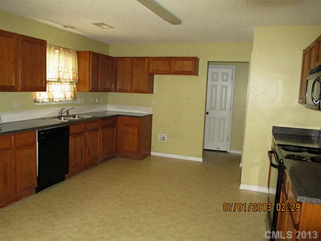 6245 Sid Crane Dr, Charlotte, NC 28216 photo 2