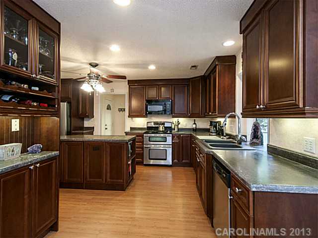 2823 Bathgate Ln, Matthews, NC 28105 photo 4