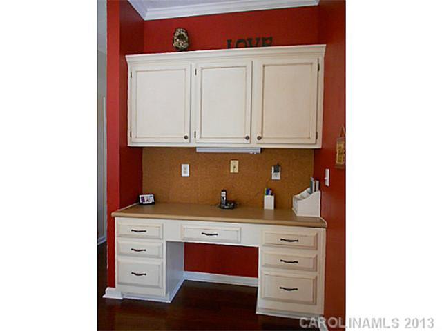 2525 Bathgate Ln, Matthews, NC 28105 photo 9