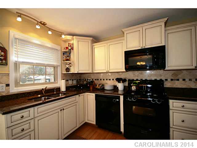 5509 Farmbrook Dr, Charlotte, NC 28210 photo 9