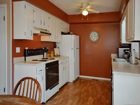 15 Cresthaven Dr, Clyde, NC 28721 photo 8