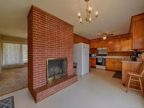 718 Mulberry St, Clyde, NC 28721 photo 6
