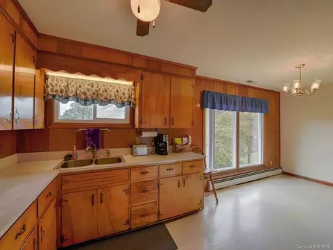 718 Mulberry St, Clyde, NC 28721 photo 9