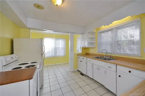 9 Maple St, Canton, NC 28716 photo 4