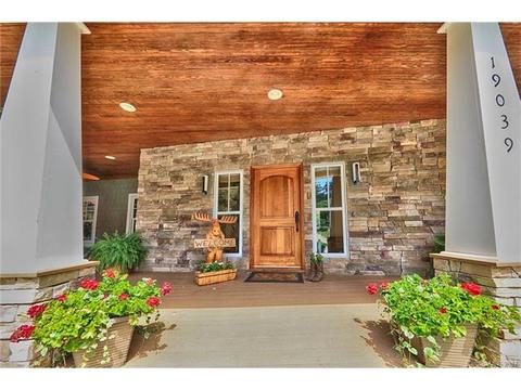 19039 Mountainview Dr, Cornelius, NC 28031 photo 2