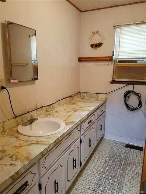 23 Academy St, Marshall, NC 28753 photo 5