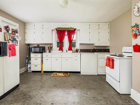 230 Ingram Loop, Clyde, NC 28721 photo 4