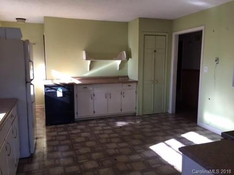152 Pacolet St, Saluda, NC 28773 photo 2