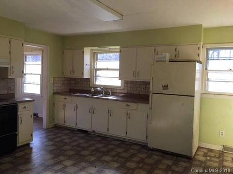 152 Pacolet St, Saluda, NC 28773 photo 3