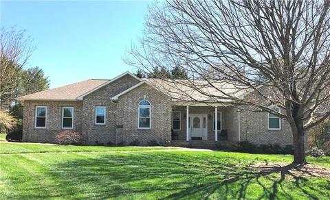 4402 Fox Trl, Hickory, NC 28601 photo 1