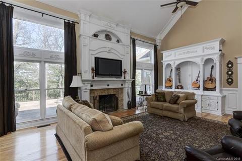 5876 Flintlock Ct, Hickory, NC 28601 photo 2