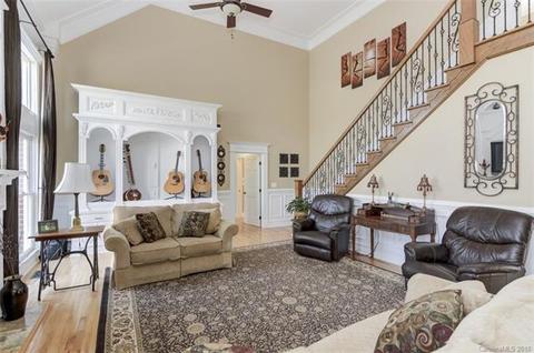5876 Flintlock Ct, Hickory, NC 28601 photo 3