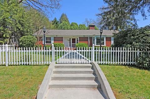 381 Maple St, Brevard, NC 28712 photo 1