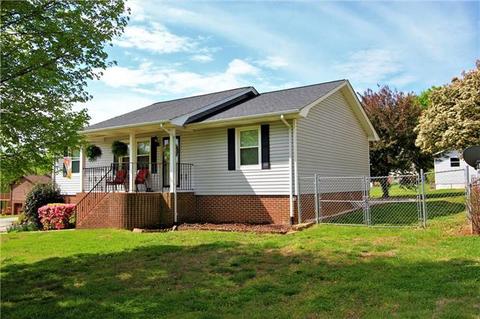 204 Belleview Dr, Conover, NC 28613 photo 2