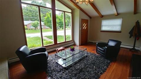 1007 8th St NE, Hickory, NC 28601 photo 2