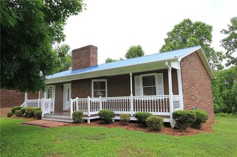 1518 Belleview Dr, Conover, NC 28613 photo 1