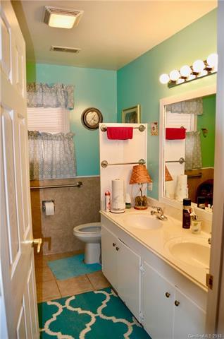 669 E Oak St, Marion, NC 28752 photo 12