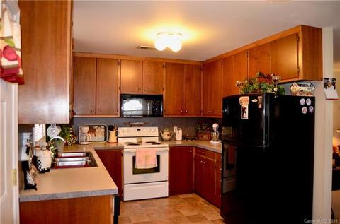 669 E Oak St, Marion, NC 28752 photo 6