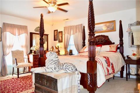 669 E Oak St, Marion, NC 28752 photo 9