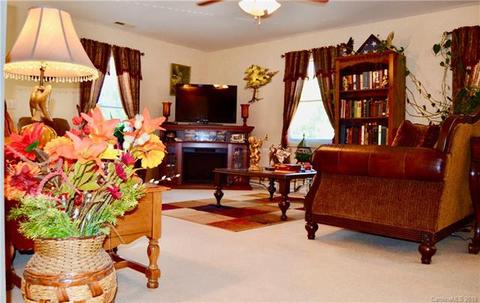669 E Oak St, Marion, NC 28752 photo 5